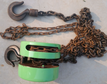 生銹嚴重的手拉葫蘆