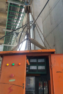 手拉葫蘆吊裝配電箱