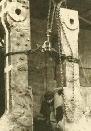 50年代的工人用3噸手拉葫蘆分部吊裝11噸重物