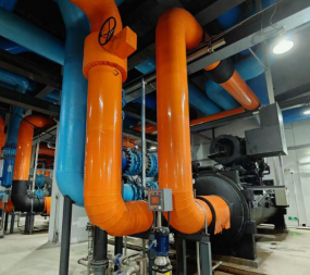 吊裝空間有限,冠航手拉葫蘆助力制冷主機順利就位